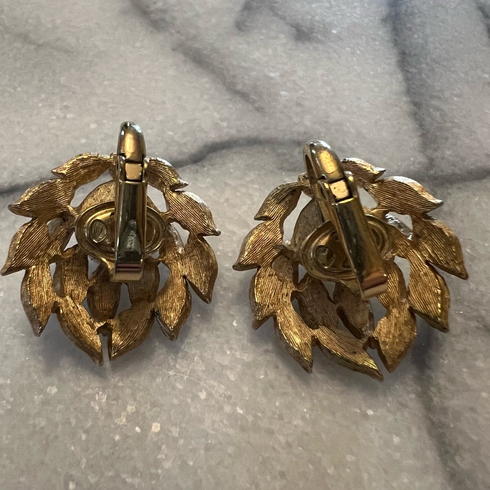 Pearl and Gold Leaves Clip On Earrings 🍃 - Picture 4 of 4